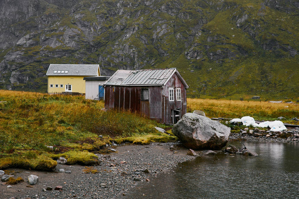 Απομακρυσμένο πλωτό σπίτι στην ακτή στο Vinstad στα νησιά Μόλοτεν στη Νορβηγία. - Φωτογραφία, εικόνα