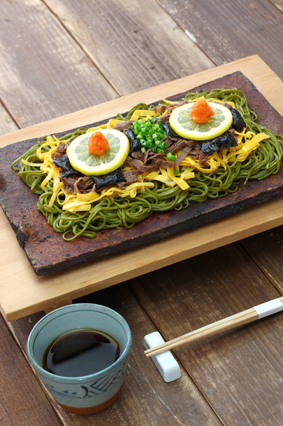 kawara soba, comida local japonesa, fideos de trigo sarraceno de té verde frito en la teja
 - Foto, imagen