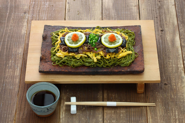 Kawara soba, japoński kuchnia lokalna, smażone makaron z gryki zielonej herbaty na dachówki - Zdjęcie, obraz