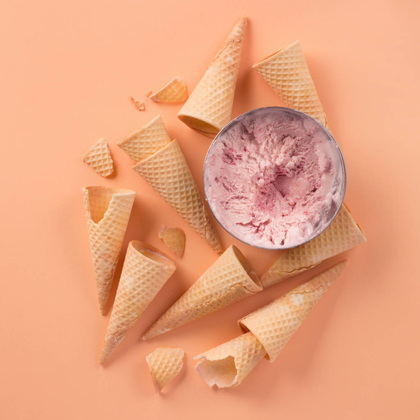 Kotitekoinen jogurtti mansikka jäätelöä
 - Valokuva, kuva