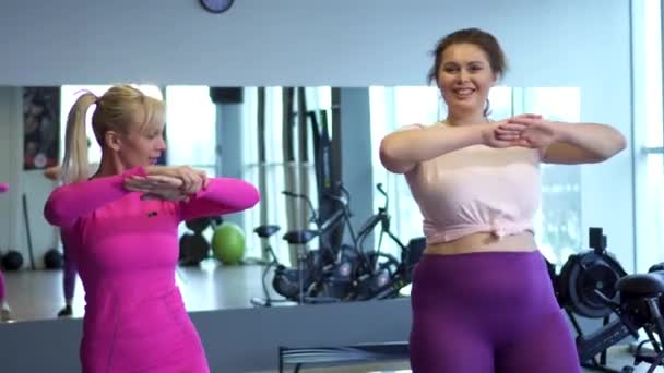 Instructor de fitness entrena mujer gorda
 - Imágenes, Vídeo