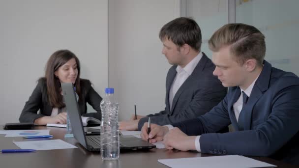 Δημιουργική ομάδα επιχειρήσεων στο τραπέζι διαπραγματεύσεων στο γραφείο συζητώντας ιδέες εκκίνηση - Πλάνα, βίντεο