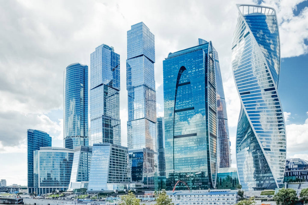 Belos arranha-céus de vidro de Moscou
 - Foto, Imagem