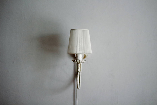 Lampy na šedé stěně se stíny ve vnitřní návrhové místnosti s volným místem kopírování pro text - Fotografie, Obrázek