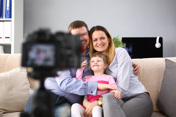 Mladá šťastná rodina sedí na gauči tvorby Fotoportrét relace - Fotografie, Obrázek