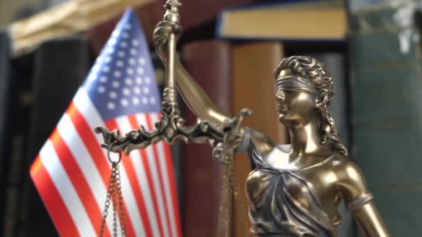 Статуя леді юстиції з книгами та США прапор - Кадри, відео