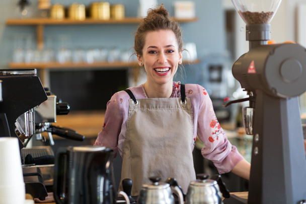 Woman working in coffee shop - Фото, зображення