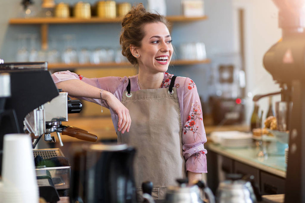 Kobieta pracująca w kawiarni - Zdjęcie, obraz