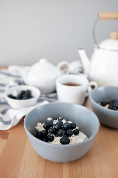 Healthy breakfast with cottage cheese and blueberries - Fotoğraf, Görsel