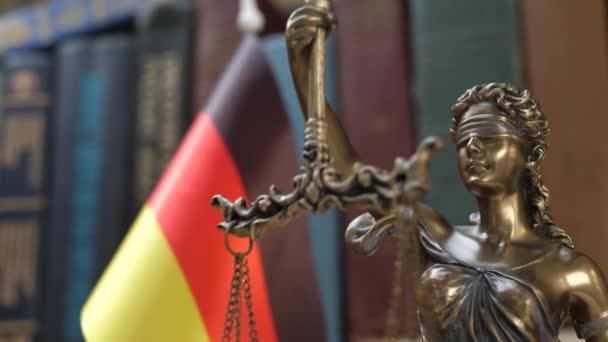 Estátua de Lady Justice com estante de livros e Bandeira da Alemanha
 - Filmagem, Vídeo