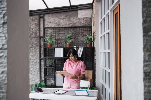 business woman checklist with clipboard in office - Zdjęcie, obraz