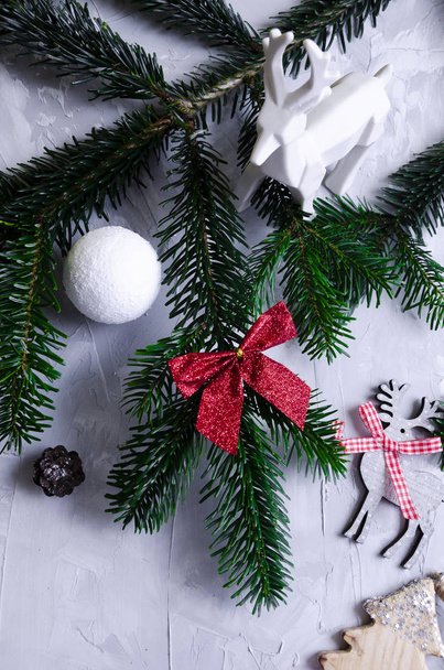 Christmas layout with toys, Christmas tree, tinsel and cocoa - Valokuva, kuva