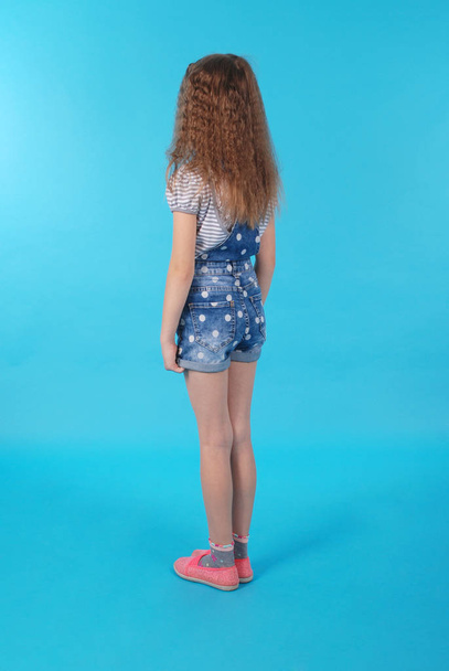 Young girl posing back standing - Fotoğraf, Görsel