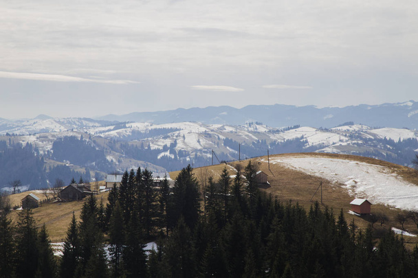 malebný pohled na hory poblíž Synytsi ve dne, obec Verhovyna - Fotografie, Obrázek