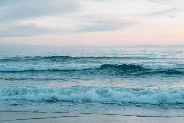 Waves in Pacific Ocean at sunset, in Newport Beach, Orange Count - Foto, Imagen