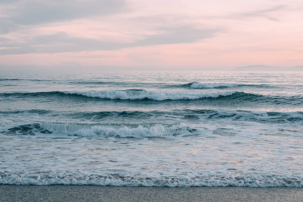 Waves in Pacific Ocean at sunset, in Newport Beach, Orange Count - Foto, imagen