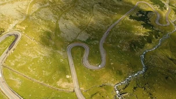 Vista aérea da estrada da montanha Transfagarasan
 - Filmagem, Vídeo