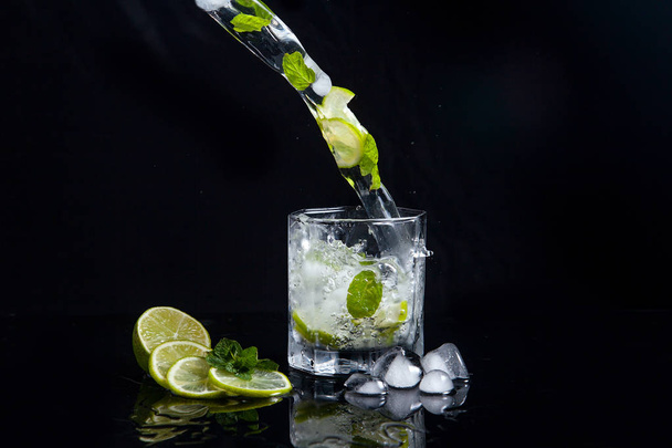 Summer cocktail mojito with splash on black background - Foto, Bild