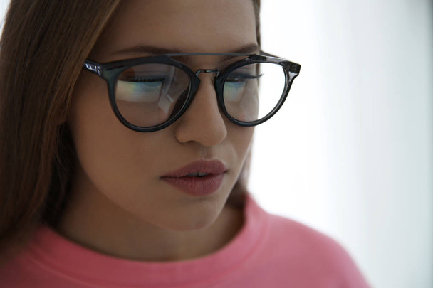 Bulanık arka planda, closeup gözlüklü genç kadın. Göz Hastalıkları Servisi - Fotoğraf, Görsel