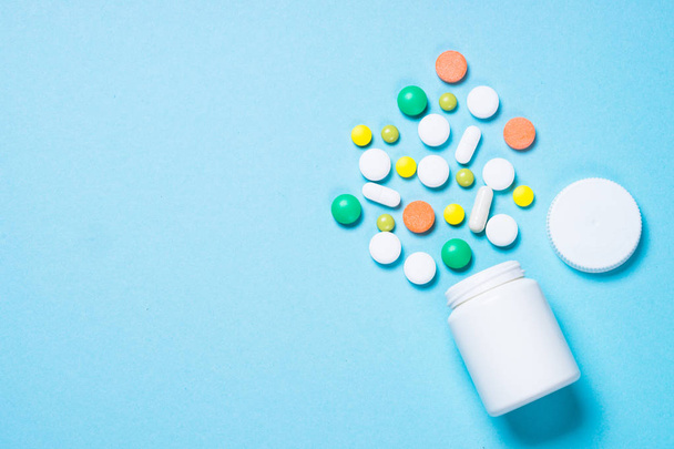 Pillerit, tabletit ja vitamiini sinisellä
 - Valokuva, kuva