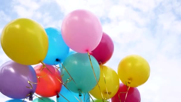 prachtige veelkleurige ballonnen in de blauwe hemel. concept van een mooie vakantie. Kleur decoraties op een feestje. - Video