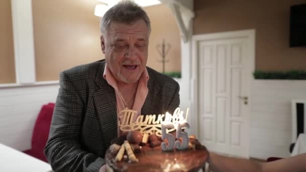 Szczęśliwy szanujące stary człowiek trzyma ciasto. Obchodzimy rocznicę urodzin - Materiał filmowy, wideo