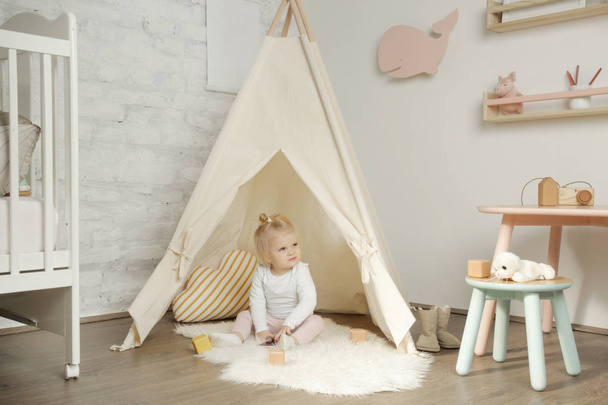 Nahaufnahme Porträt eines kleinen Mädchens unter einem Tipi-Zelt in ihrem Kinderzimmer - Foto, Bild