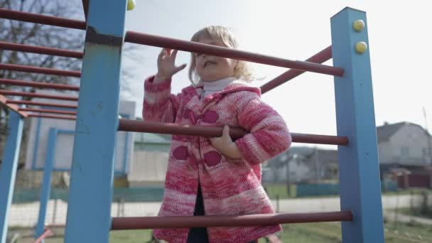 Komik sevimli kız oynuyor. Joyous kadın çocuk sahip olan eğlence üzerinde Playground - Video, Çekim