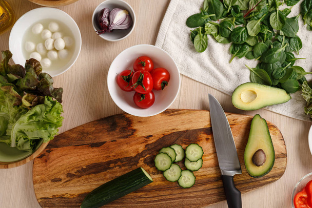 ingredientes vista superior para salada vegetariana vegetal
 - Foto, Imagem