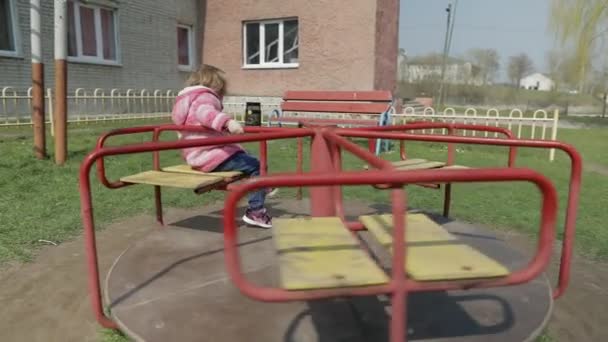 Zabawna cute girl gra. Radosne kobiece dziecko bawią się na placu zabaw - Materiał filmowy, wideo