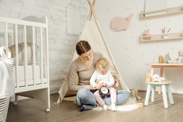Ihana vauva tyttö leikkii äitinsä kanssa lastenhuoneessa
 - Valokuva, kuva