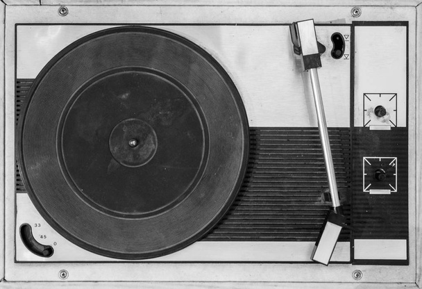 Antiguo tocadiscos en blanco y negro
. - Foto, imagen