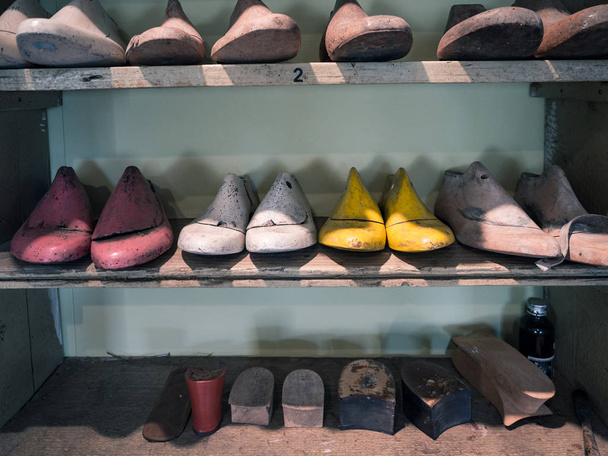 Formes en bois pour la réalisation de chaussures artisanales chez un cordonnier
 - Photo, image
