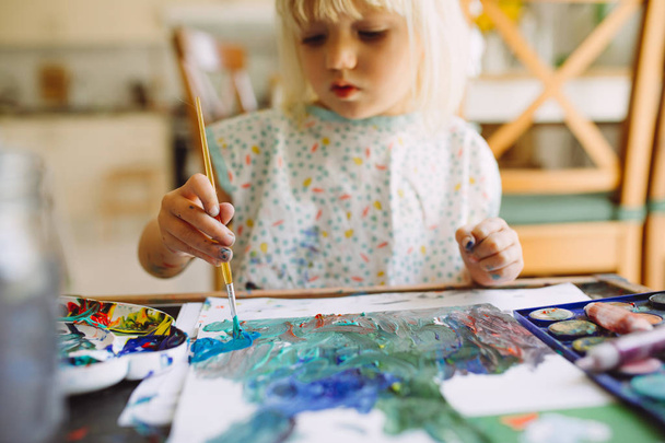 Rozkošná malá holčička maluje doma  - Fotografie, Obrázek