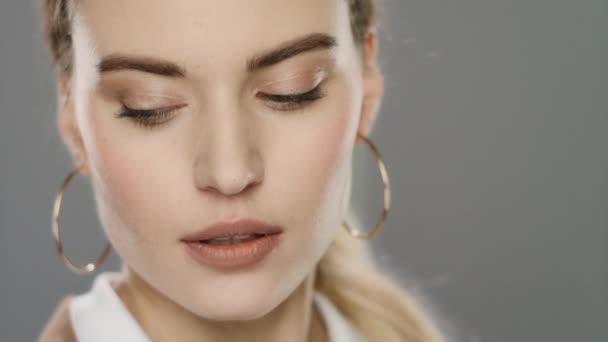 Modelgesicht mit Schminkpinsel im Studio. Junge Frau Gesicht Make-up - Filmmaterial, Video