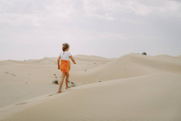 mignonne petite fille sur le sable dans le désert
 - Photo, image