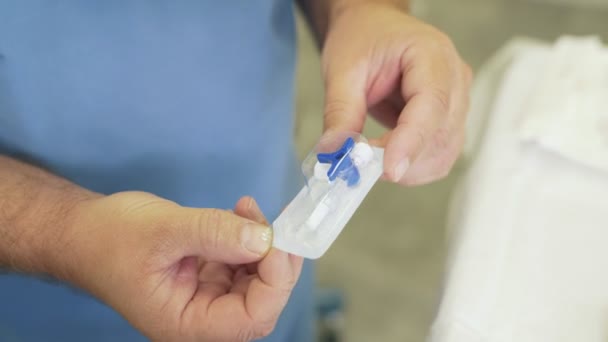 Close up hands doctor opens sterile medical instrument and puts it on table - Filmagem, Vídeo