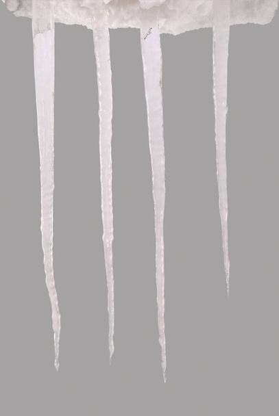 Eiszapfen isoliert auf einem grauen (Clipping Pfad)) - Foto, Bild