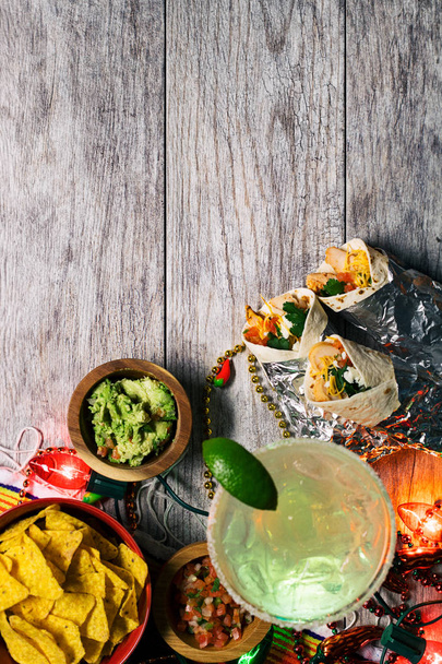 フィエスタ: シンコ・デ・メイヨーを祝うためにメキシコの食べ物と飲み物 - 写真・画像