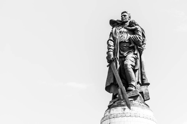 Soviet War Memorial (Treptower Park). The soldier-liberator monument. Berlin. Germany. Black and white. - Foto, afbeelding