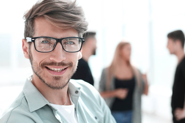 Portrait of man smiling in glasses - 写真・画像