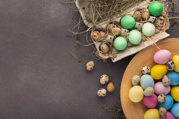 Tło Wielkanoc. Kolorowych jaj na powierzchni kamienia szary - Zdjęcie, obraz