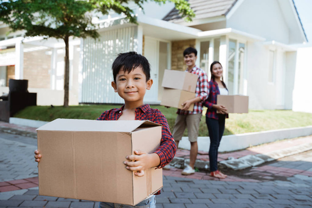 asian kid helping parent on moving day - Foto, immagini