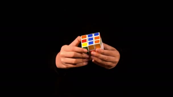 Der magische Rubik 's Cube 3x3 Stock Video ist ein schönes Stück Filmmaterial, das aus magischen Spiel nicht nur für Kinder, sondern für alle besteht, viele Algorithmen Möglichkeiten, es zu lösen,. Intelligenzpuzzle, das anders denken lässt. - Filmmaterial, Video
