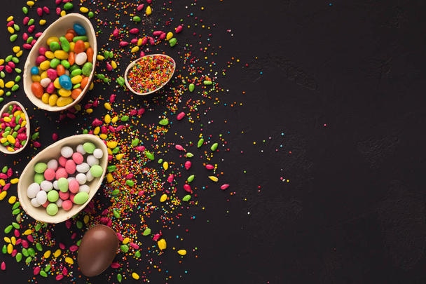 Ovos de chocolate e doces coloridos com espaço de cópia
 - Foto, Imagem