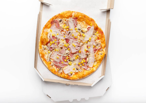 offene Pappschachtel mit heißer Pizza auf weißem Hintergrund - Foto, Bild
