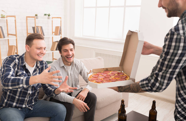 Freunde nehmen Scheiben heiße Pizza aus Lieferbox - Foto, Bild