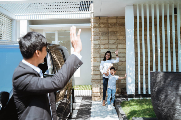 marito salutando la sua famiglia prima di andare al lavoro
 - Foto, immagini