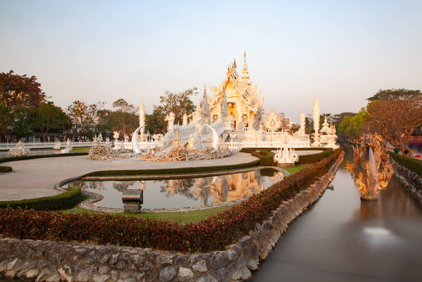 βατ Ρονγκ Κουν ο περίφημος λευκός ναός στο Τσιάνγκ Ράι, Ταϊλάνδη - Φωτογραφία, εικόνα