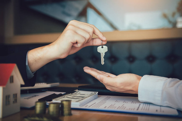 Domácí agenti jsou rozdávání klíčů na kupce, kteří se přihlašují  - Fotografie, Obrázek